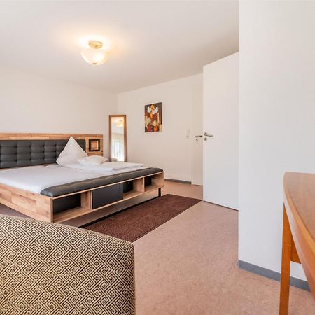 אוברלינגן Hotel Am Kirchplatz מראה חיצוני תמונה