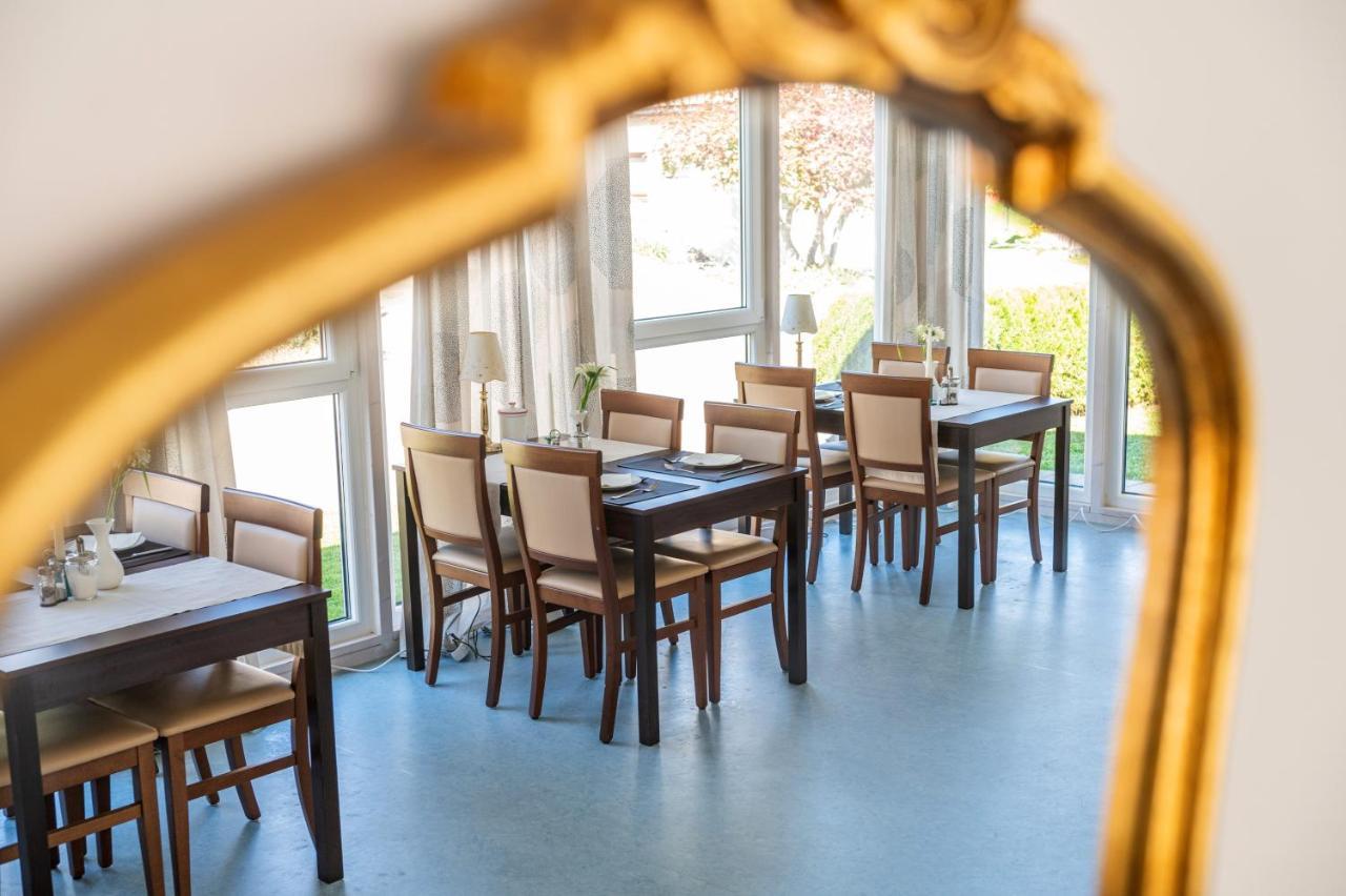 אוברלינגן Hotel Am Kirchplatz מראה חיצוני תמונה