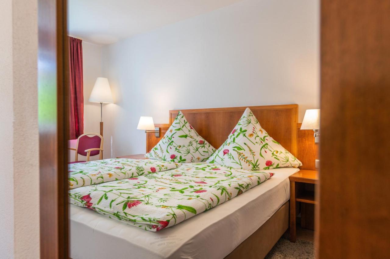 אוברלינגן Hotel Am Kirchplatz מראה חיצוני תמונה