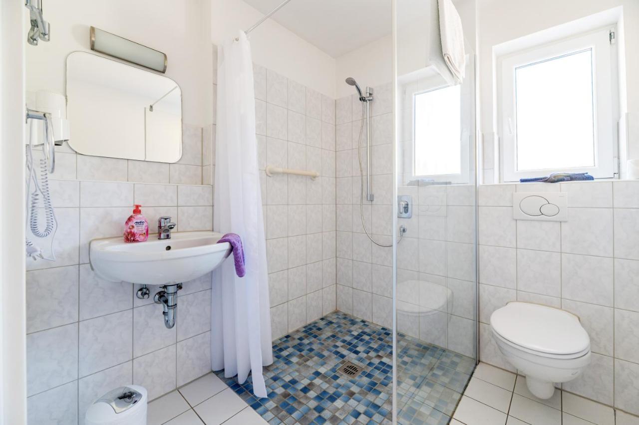 אוברלינגן Hotel Am Kirchplatz מראה חיצוני תמונה