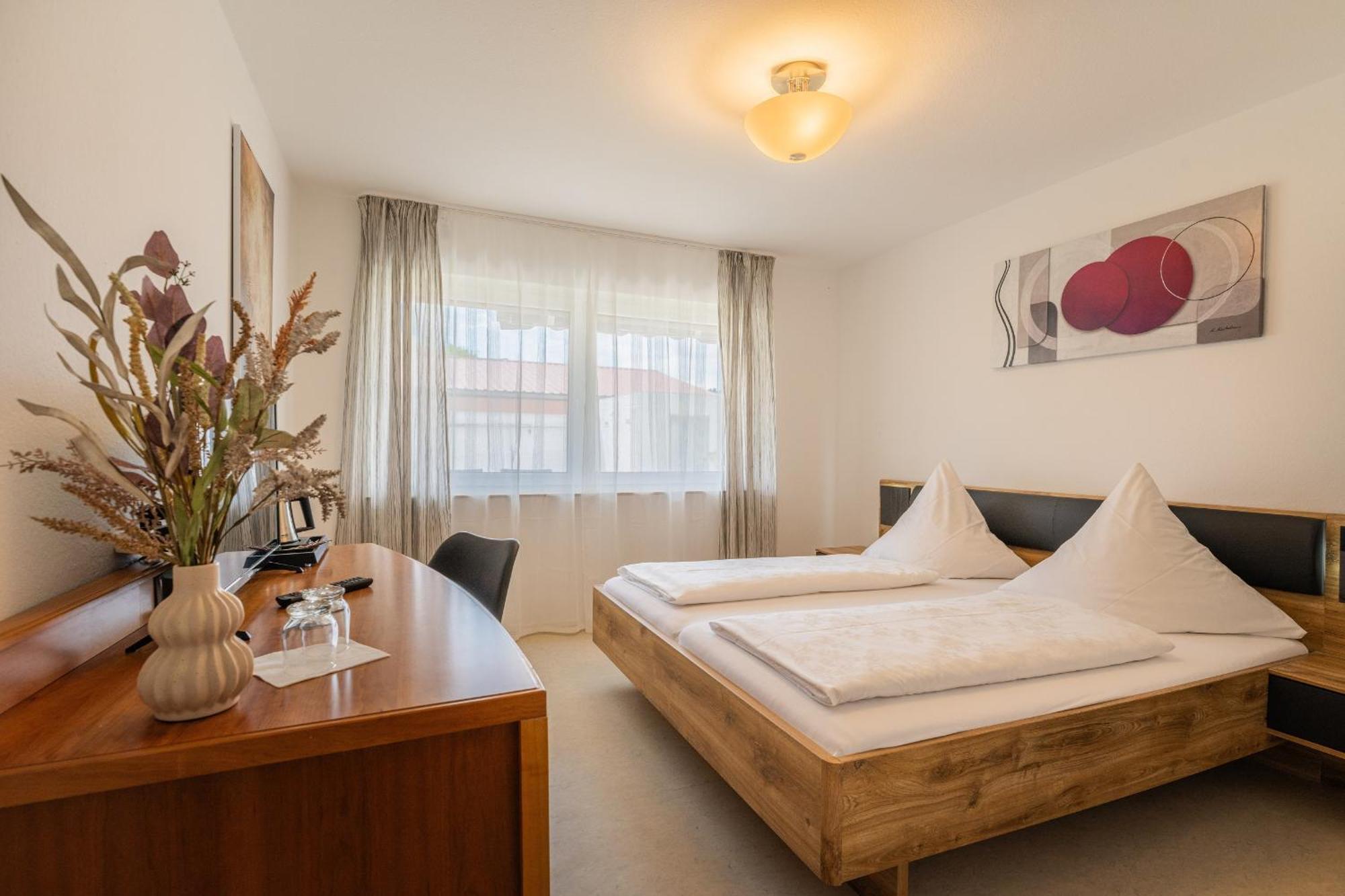 אוברלינגן Hotel Am Kirchplatz מראה חיצוני תמונה