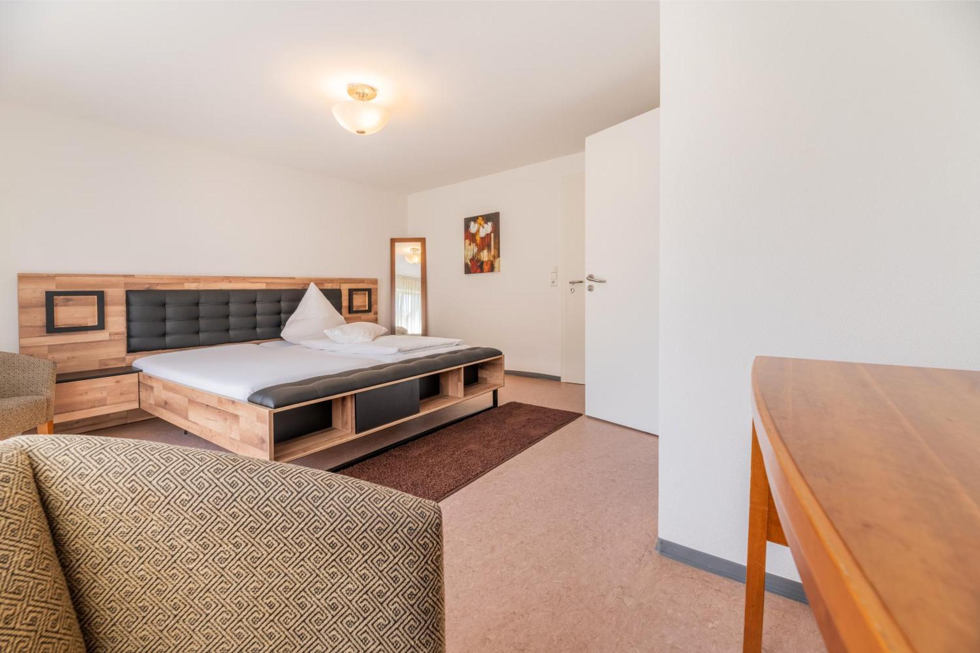 אוברלינגן Hotel Am Kirchplatz מראה חיצוני תמונה